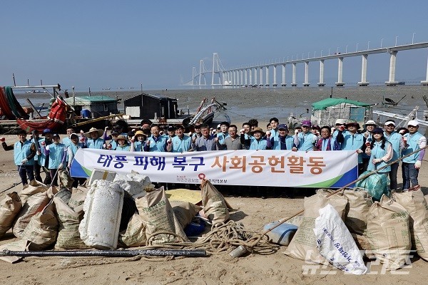 ﻿국민건강보험공단 광주본부, 해양쓰레기 수거 봉사 나서 /사진= 신안군 압해읍 송공리 앞 바다 정화활동에 나선 국민건간보험 광주지역본부ⓒ 이병석 기자