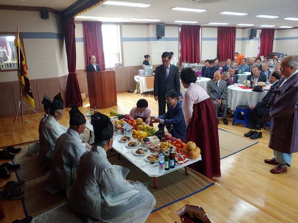 합천향교에서 8일 야로면 복지회관에서 정판용 합천부군수를 비롯한 기관사회단체장과 향교 및 유림회원 100여명을 초청하여 기로연 재연행사를 거행했다./ⓒ합천군