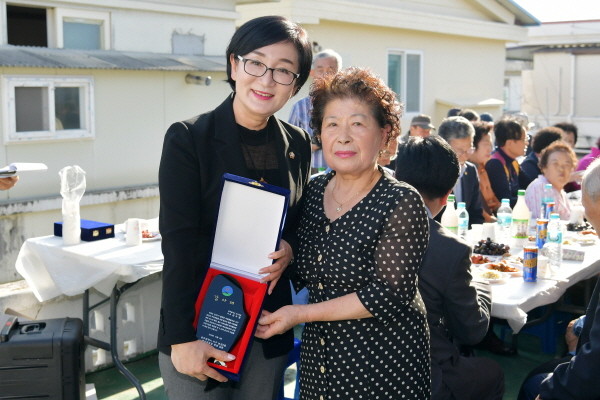 광주 서구의회 김수영 의원이 농성2동 매산경로당 개소식에서 주민들로부터 감사패 수상/ⓒ광주 서구의회