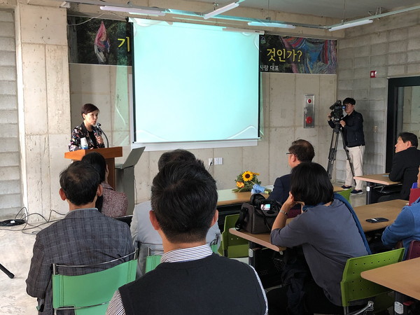 하동군 적량면 지리산아트팜에서 막을 올린 2019 지리산국제환경예술제 환경포럼에서 주제발표를 했다./ⓒ하동군