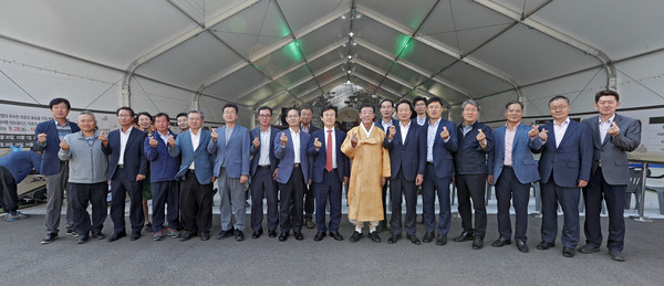 산청-진주 약초축제-유등제 상생 비교견학 산청한방약초축제장 찾은 조규일 진주시장, 이재근 산청군수와 관계자 기념촬영./ⓒ산청군