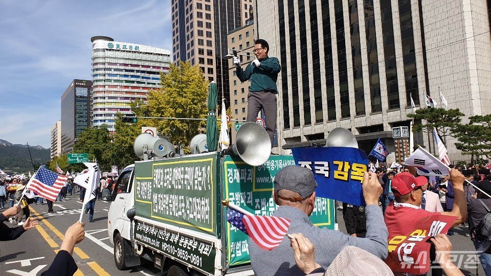 집회 참석자가 아! 대한민국 노래에 맞춰서 트럭 위에서 춤을 추고 모습이 위태롭다. ⓒ김원규 기자  