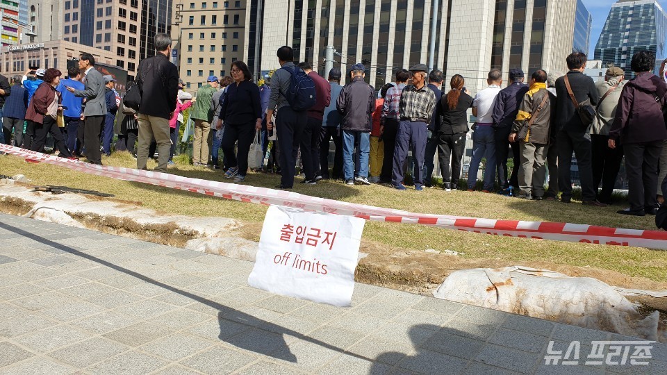 출입금지 구역에 집회 참석자들이 들어가 있다. ⓒ김원규 기자 2019.10.09