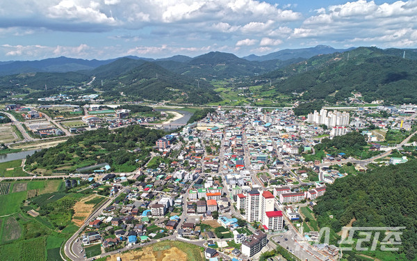 산청군은 10일 해당 공모사업에 가족생활문화 복합공간인 가칭 ‘산청복지타운’ 건립사업이 선정돼 국비 24억 원 포함 총 사업비 50억원을 확보했다.(산청군 산청읍 전경 항공촬영)/ⓒ뉴스프리존 DB