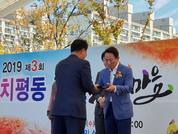 김명진 민주평화당 광주 서구 갑 위원장이 지역사회 발전에 선도적 역할을 한 공로를 인정받아 치평동 주민한마음축제에서 박춘수 추진위원장으로부터 감사패를 수상했다./ⓒ민주평화당 광주 서구 갑 지역위