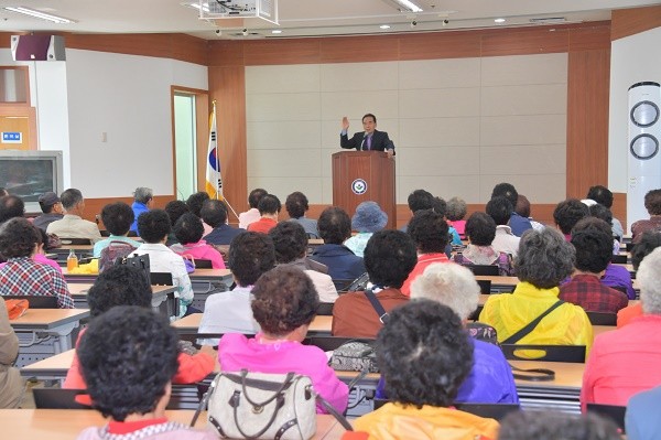 황숙주 순창군수는 10일 순창군 노인종합복지관에서 노인대학생 168명을 대상으로 특강을 진행했다/ⓒ순창군