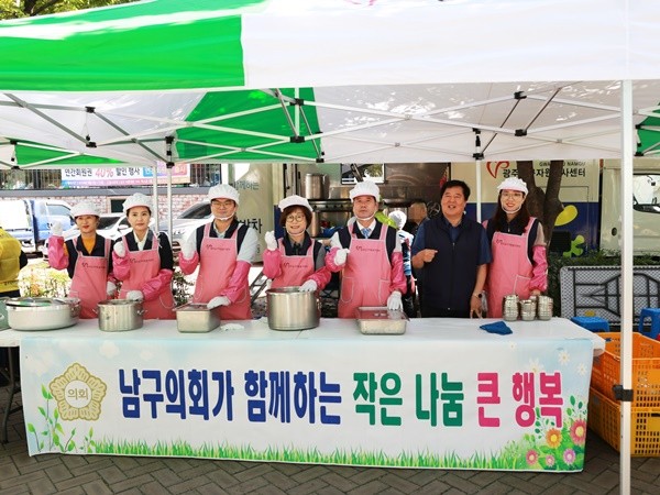 광주 남구의회 조기주 의장과 서임석 의회운영위원장, 김광수 기획총무위원장, 박용화·하주아·황경아·남호현·천신애 의원 등은 푸른길 공원 사랑의 밥차를 찾아 배식 봉사활동을 펼쳤다./ⓒ광주 남구의회