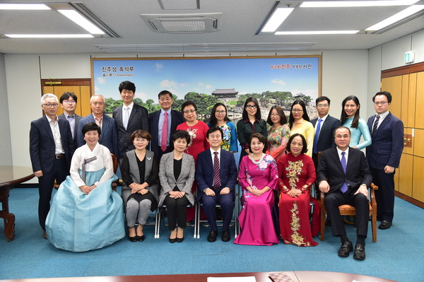 경남 진주시는 지난 4일 진주시청 기업인의 방에서 베트남여성상공회의소 회장 및   여성CEO 13명과 만남의 시간을 가졌다./ⓒ진주시