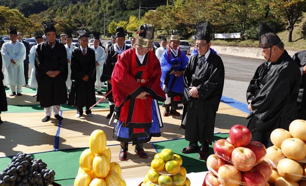 산청군이 11일 산청군민의 날을 기념해 시천면 중산관광지에서 제46회 지리산평화제 산신제례를 봉행했다./ⓒ산청군