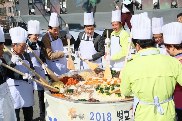 지난해 벌교 꼬막의 성지 보성에서 열린 제17회 벌교 꼬막축제에는 김철우 보성군수 등이 참여했다./보성군