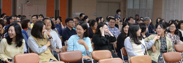 거창군은 11일 군청 대회의실에서 전 직원을 대상으로 공감과 소통의 친절행정을 위한 맞춤형 친절교육을 개최했다./ⓒ거창군