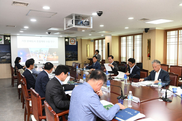 거창군은 지난 10일 군청 상황실에서 구인모 거창군수를 비롯한 관련 부서장 15명이 참석한 가운데 “거창 문화도시 조성계획 수립 용역” 중간보고회를 개최했다./ⓒ거창군