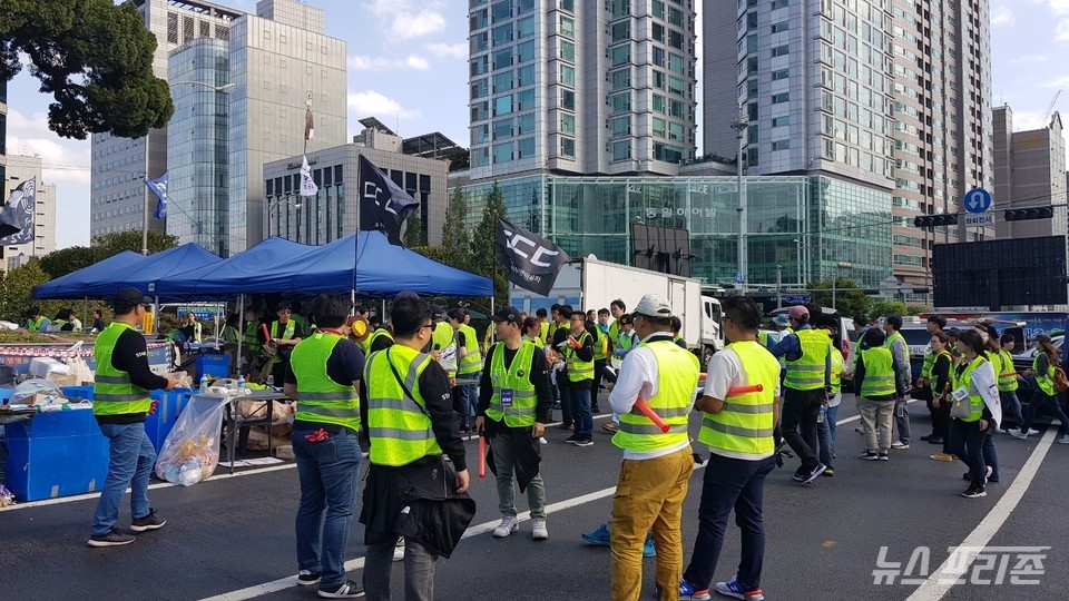 12일 오후 2시경 '제9차 사법적폐 청산을 위한 검찰 개혁 촛불 문화제' 준비가 한창이다. 이명수 기자 2019.10.12