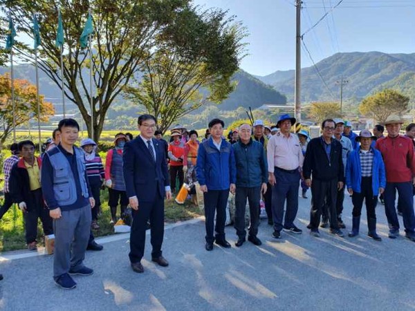 합천군 묘산면에서 지난 11일 전 마을 주민 300여명이 참여하여 대대적인 묘산천 살리기운동을 실시했다./ⓒ합천군