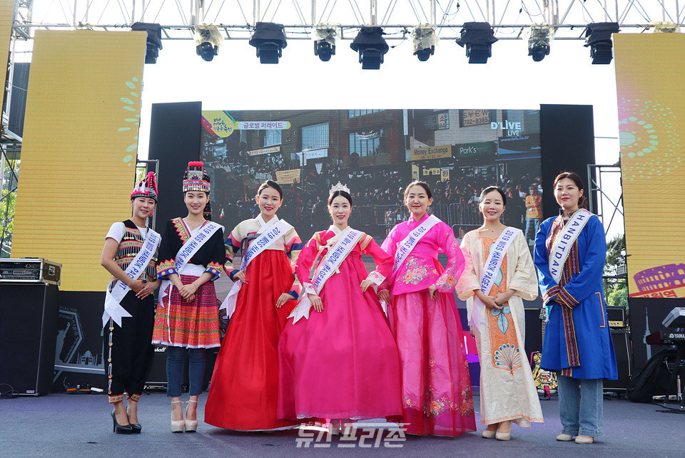 ▲ '이태원 지구촌 축제 2019'에 참여한 한빛단이 메인무대에서 포토타임을 갖고 있다 / ⓒ이대웅 기자