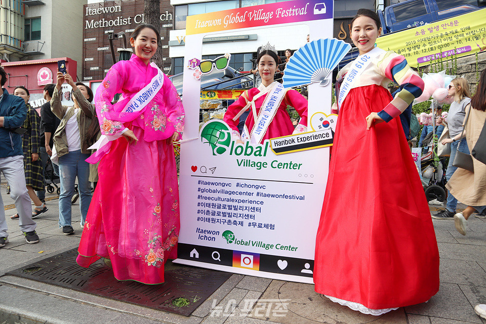 ▲ '이태원 지구촌 축제 2019'에 참여한 한빛단이 인증 기념 포토타임을 갖고 있다 / ⓒ이대웅 기자