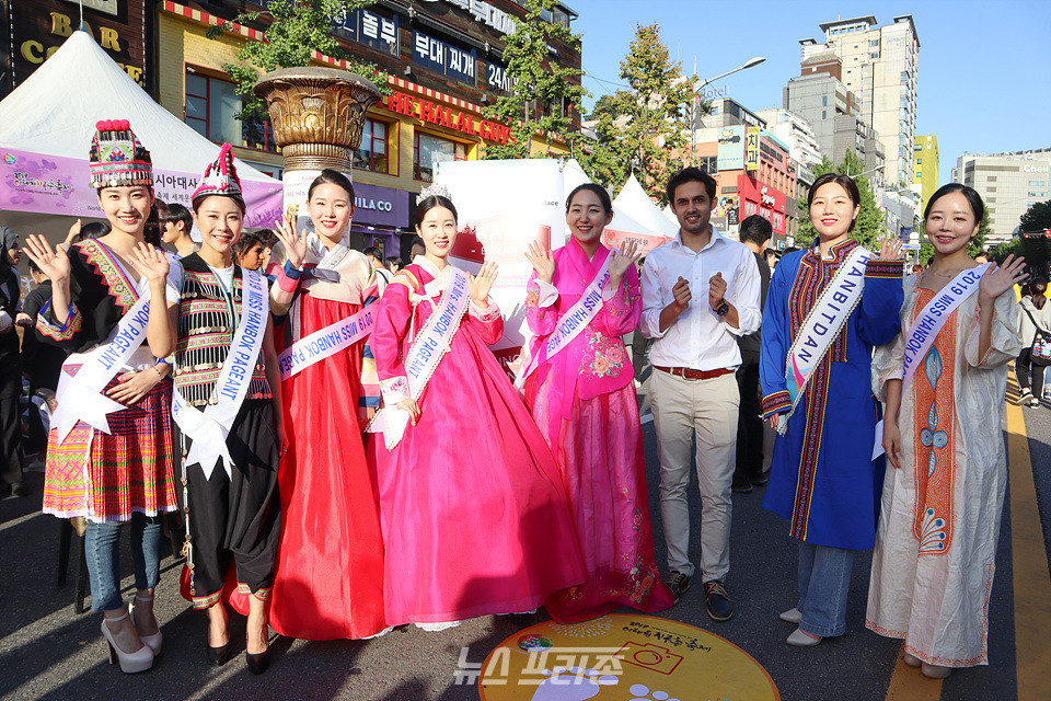 ▲ '이태원 지구촌 축제 2019'에 참여한 한빛단이 국가별 부스 투어에서 포토타임을 갖고 있다 / ⓒ이대웅 기자