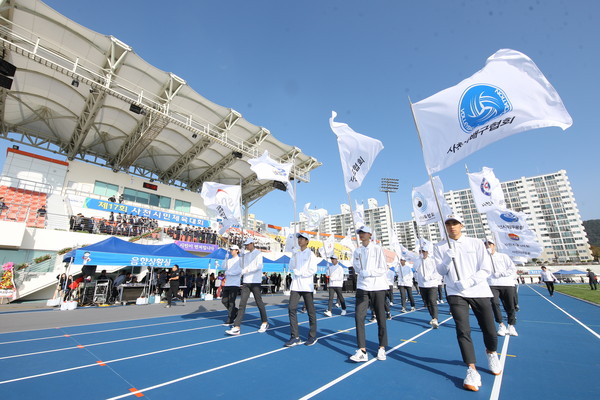 사천시는 지난 12일 삼천포종합운동장에서 5천여 명의 시민들이 함께하여 『제17회 사천시민체육대회』를 성황리에 마쳤다./ⓒ사천시