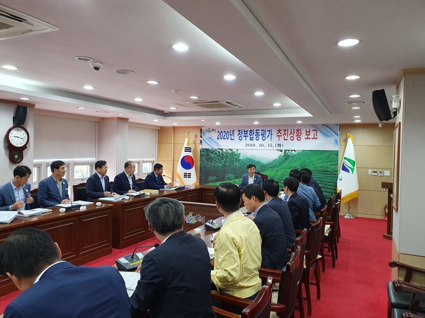 보성군은 15일, 군청 2층 소회의실에서 김철우 군수 주재로 전 부서장이 참석한 가운데 ‘2020년 정부합동평가 대비 추진상황 보고회’를 개최했다./ⓒ보성군