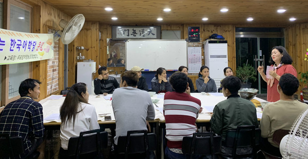 10일, 우포양계영농조합법인 한국어학당 학습장에서 외국인근로자 수강생들이 전통한방꽃차 시음을 하고 있다./ⓒ창녕군