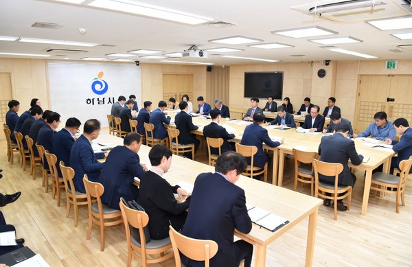 하남시는 15일 교산지구가 편입된 '국토부 공공주택지구 지정'이 고시되자 김상호 시장이 주재하는 긴급현안 점검회의를 개최했다. 하남시청