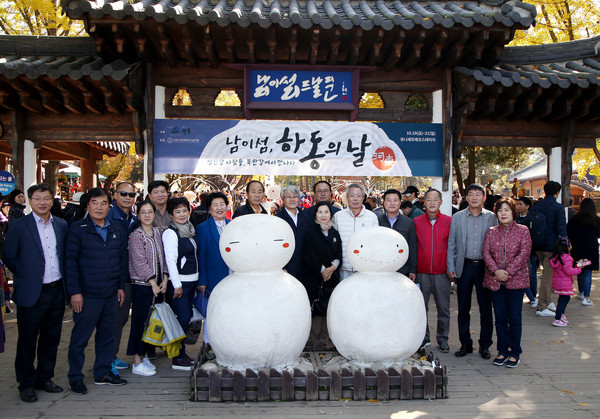 하동군은 18∼20일 사흘간 남이섬에서 하동의 관광자원과 문화예술, 우수 농·특산물을 알리고 2022년 세계차엑스포 개최를 기원하는 ‘2019 하동의 날’을 운영한다.