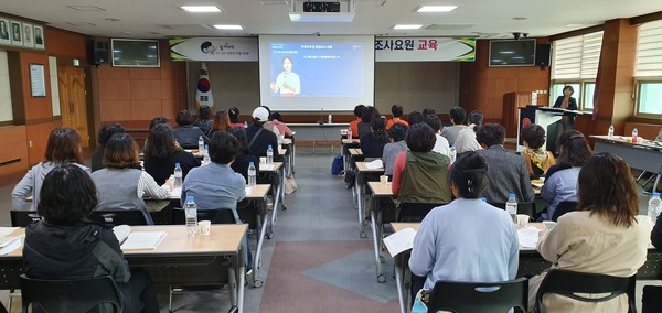 합천군은 2019가구주택기초조사의 성공적인 수행을 위하여 통계청 주관으로 17일과 18일 양일간 합천군청 대회실에서 조사요원 42명을 대상으로 조사지침 교육을 실시했다./ⓒ합천군