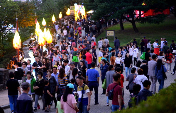 2019년 진주의 가을을 풍성하게 했던 진주 10월 축제 방문객 수가 지난 해보다 14만 명 증가한 155만 7천 명인 것으로 나타났다./ⓒ진주시