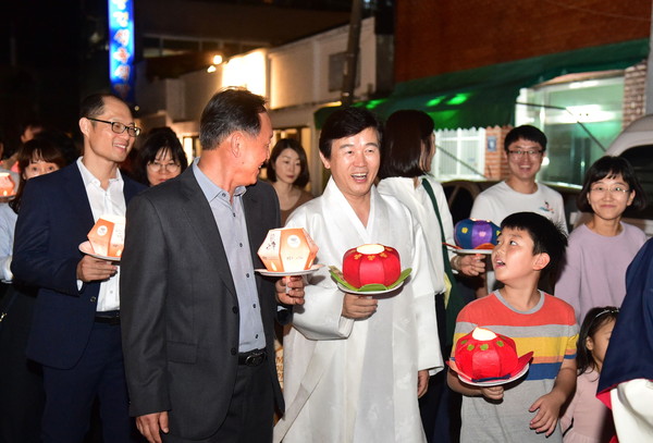 2019년 진주의 가을을 풍성하게 했던 진주 10월 축제 방문객 수가 지난 해보다 14만 명 증가한 155만 7천 명인 것으로 나타났다./ⓒ진주시