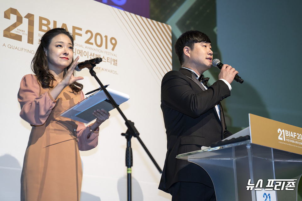 'BIAF2019' 개막식 사회를 맡은 윤정선 통역사와 배성재 아나운서 /ⓒ권애진