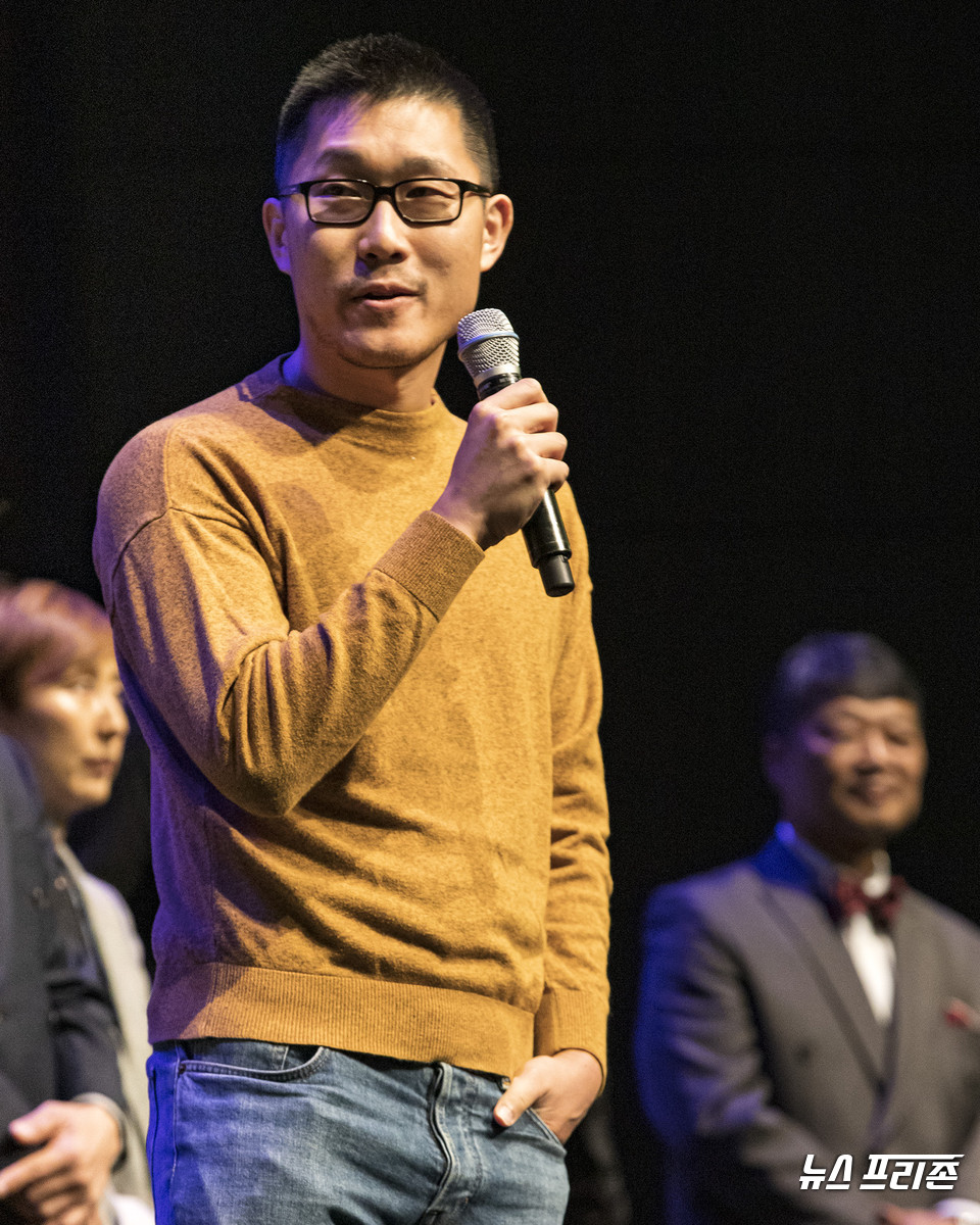 'BIAF2019' 단편부문 심사위원 3인 중 대표로 인사중인 이민규 감독 /ⓒ권애진