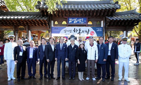 춘천 남이섬에서 열린 ‘하동의 날’ 행사에서 명품 하동 농·특산물 판매와 함께 섬을 찾은 국내·외 관광객에게 알프스 하동을 알리는데 크게 기여한 것으로 나타났다./ⓒ하동군