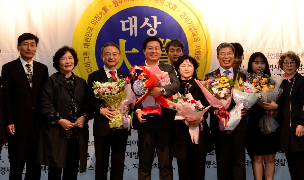 광주 서구의회 정우석 의원이 '2019 대한민국 의정대상·풀뿌리민주주의 정착대상 시상식 및 교육·경제·행정대상 시상식'에서 기초의회 최우수 의정대상 수상/ⓒ광주 서구의회