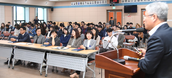 거창군은 21일 군청 대강당에서 직원 150여 명을 대상으로 ‘2019년 특별민원 응대요령 교육’을 실시했다./ⓒ거창군