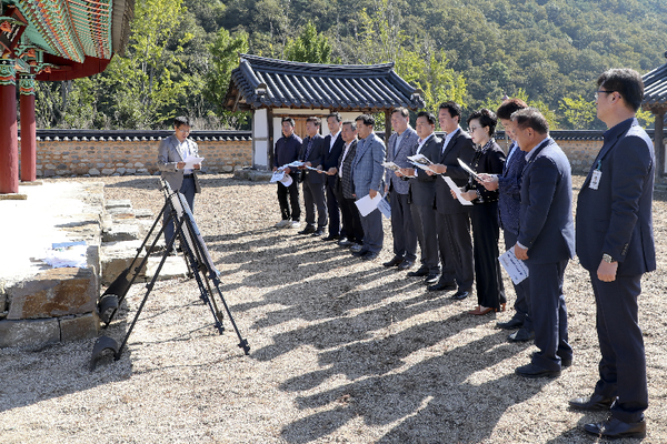 합천군은 21일 삼가면 외토리 용암서원 내 사당인 숭도사에서 남명매 후계목 식수행사를 가졌다./ⓒ합천군