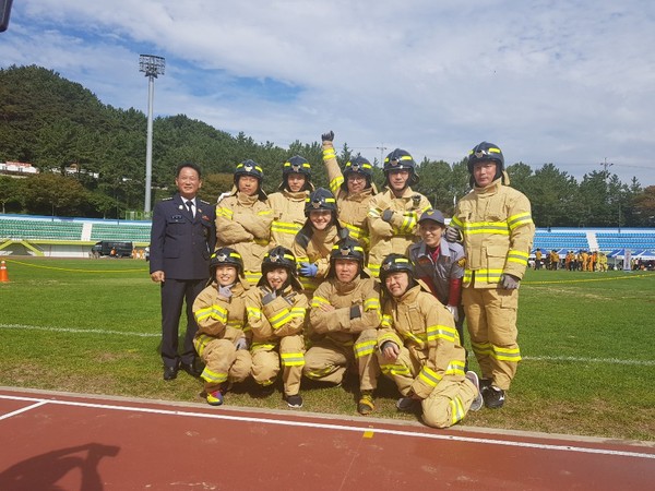 진주소방서는 지난 17일 거제시공설운동장에서 개최된 제28회 경남 의용소방대 소방기술경연대회에 출전해 수관연장&방수자세 단체종목 부문에서 1위의 영예를 안았다./ⓒ진주소방서