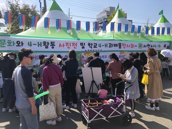 사천시4-H회는 10월 18일부터 3일간 열린 사천농업한마당축제에 ‘농경문화사진 및 4-H본부 활동사진 전시’, ‘소망등 카페’ 등으로 참여했다./ⓒ사천시