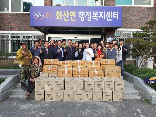 화산중학교 방수현 가족봉사단 ‘하이파이브’가 지역 경로당에 생필품을 전달해 훈훈함을 주고 있다./ⓒ전광훈 기자