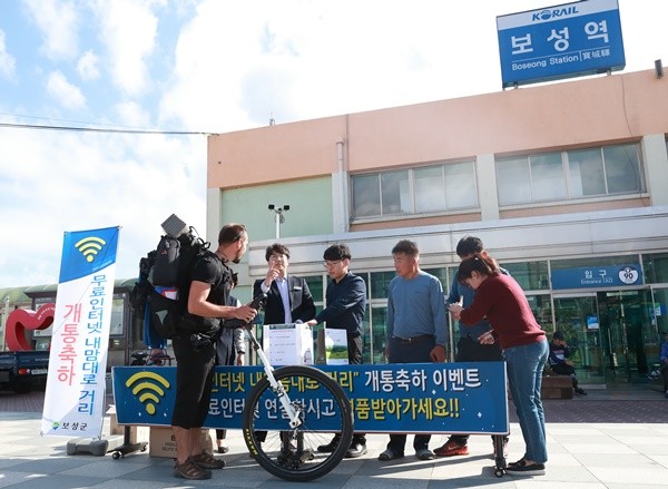 보성군은 2018년 관광지 무료 와이파이 공모사업에 선정 돼 주요 관광지 및 공공시설에 이어 보성읍과 벌교읍 등 중심가에 공공 와이파이존을 구축하고 무료 서비스를 시작했다./ⓒ보성군