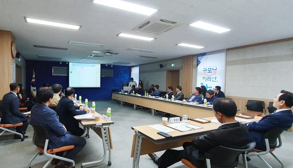 함양군은 23일 군청 대회의실에서 서춘수 함양군수, 강임기 부군수, 국장 및 전 담당관·과·소장 등이 참석한 가운데 디지털함양문화대전 추진상황 보고회를 개최했다./ⓒ함양군