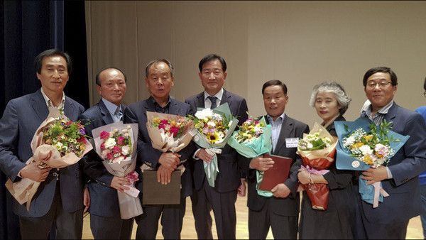 합천군은 지난 22일 경남도청 신관 대강당에서 열린 제58회 경상남도 문화상·제29회 경남예술인상 시상식에서 문화상에서 문화예술진흥 유공 우수단체로 한국문인협회 합천지부, 경남예술인상에서는 공로상에 한국미술협회 합천지부 이영진 지부장이 수상하는 쾌거를 이루었다./ⓒ합천군