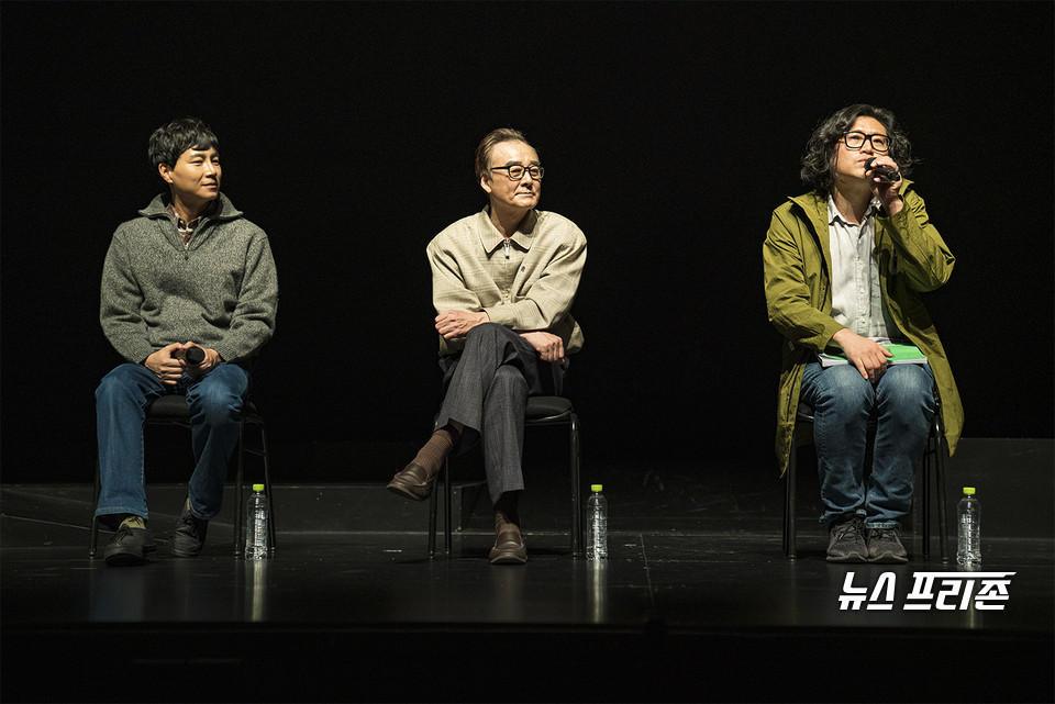 '알리바이 연대기' 프레스콜 사진_재엽(정원조), 아버지(남명렬), 김재엽 연출 /ⓒ권애진