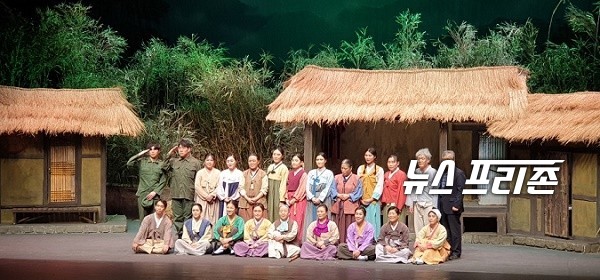 시민과 함께하는 2019예전연극열전4 '산불' 연극공연에 연출했던 출연진 배우 15명, 특별출연 배우 11명, 스탭진 11명 중 공연종료 후 출연했던 배우들이 '산불' 공연기념으로 촬영하는 모습 / ⓒ 문해청 기자