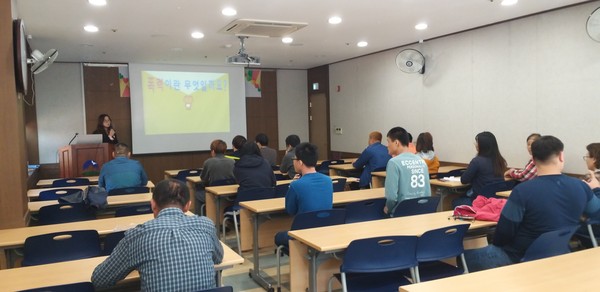 하동군발달장애인주간보호센터는 센터 이용자와 종사자 25명을 대상으로 성교육 및 인권교육을 실시한다./ⓒ하동군