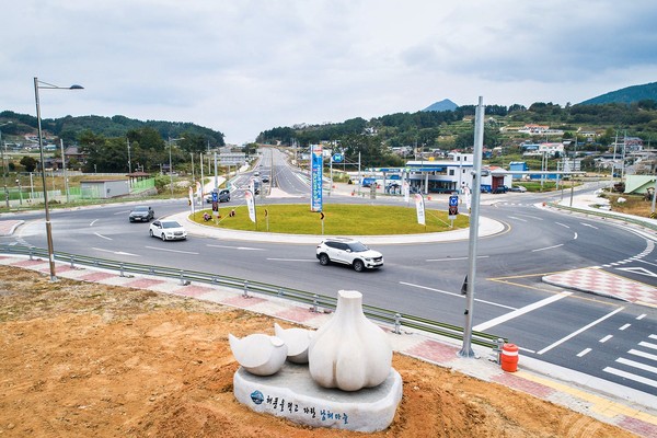 국도19호선 도마회전교차로 주변에 설치된 남해마늘 조형물./ⓒ남해군