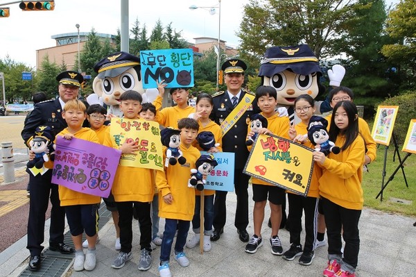 전북도내 스쿨존 어린이 교통사고가 지난해 같은기간 대비 11건(64.7%↓) 큰 폭 감소했다.(사진은 전북경찰청 주관 캠페인 활동 모습)/ⓒ전북경찰청