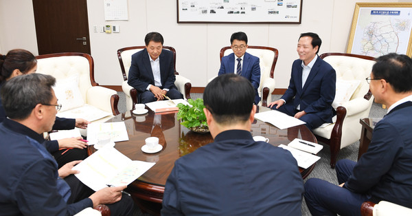 구인모 거창군수 은 24일 국토교통부와 한국철도시설공단을 방문해 주요 현안 사업에 대한 설명과 지원을 요청했다./ⓒ거창군