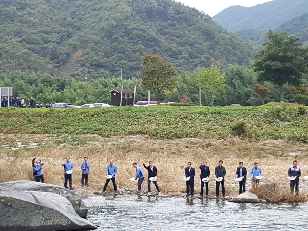 산청군 시천면과 양수발전소는 25일 시천천 일원에 다슬기 60만미를 방류했다./ⓒ산청군