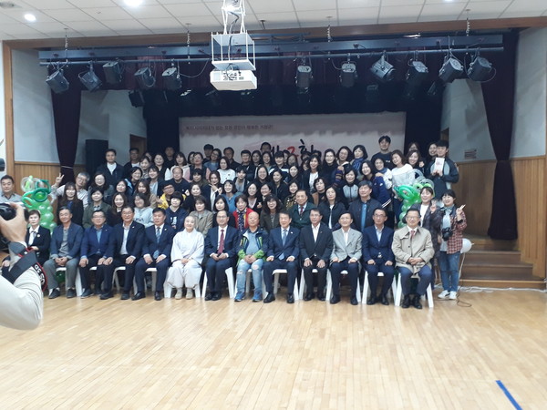 경남사회복지사협회 거창군지회는 지난 24일 거창군 삶의 쉼터 대강당에서 제2회 거창사회복지인의 날 기념행사를 개최했다./ⓒ거창군