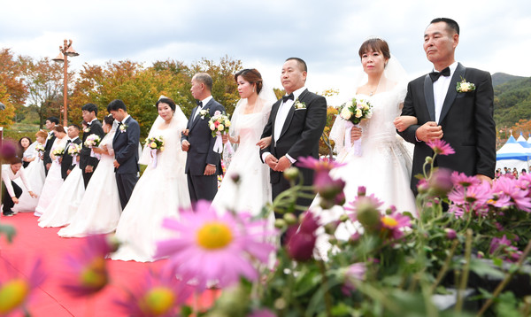 거창군은 25일 제12회 거창 국화 전시회 개막식 행사에 이어 거창군다문화가족지원센터 주관으로 가족 및 하객 300여명이 참석한 가운데 다문화가족 부부 7쌍의 합동결혼식을 가졌다./ⓒ거창군